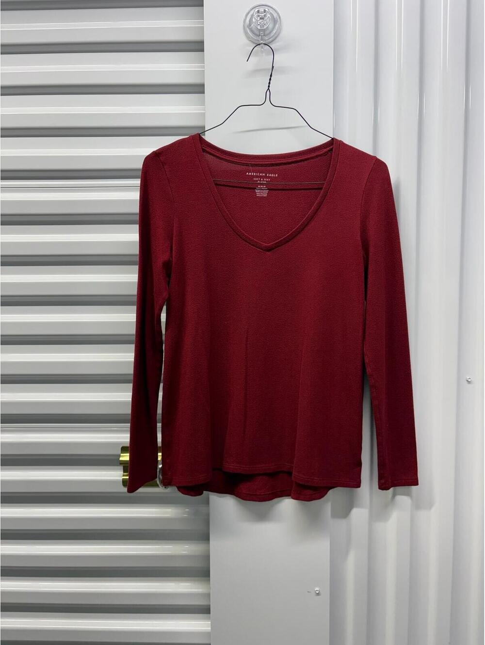 American Eagle Outfitters Women’s Medium Red Long Sleeve Stretch T-Shirt